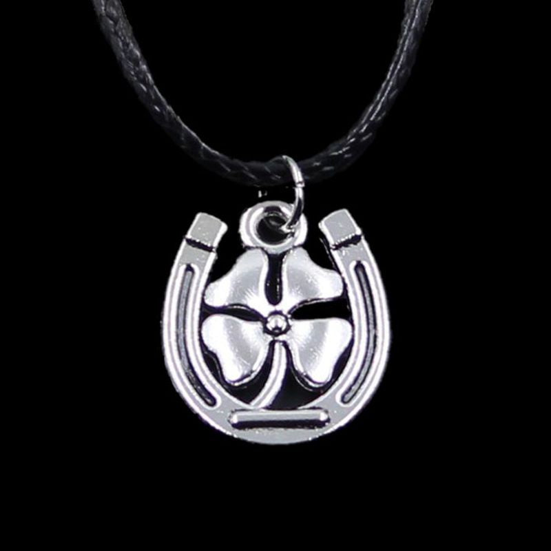 Collier pendentif porte bonheur - fer à cheval et trèfle à quatre feuilles