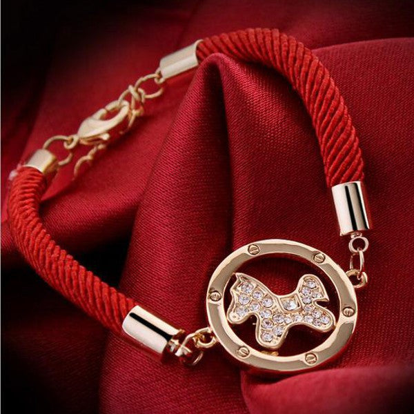 Bracelet médaillon cheval, corde rouge, plaqué or et brillants_