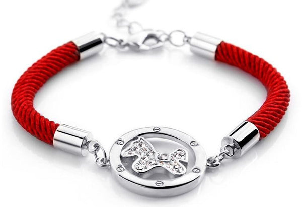 Bracelet médaillon cheval, corde rouge, plaqué or et brillants