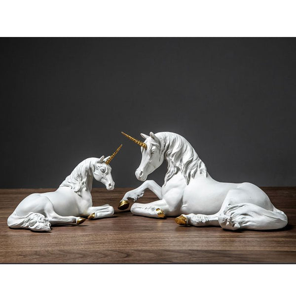 Objet déco Statuettes Chevaux licornes en résine effet pierre blanche et dorures