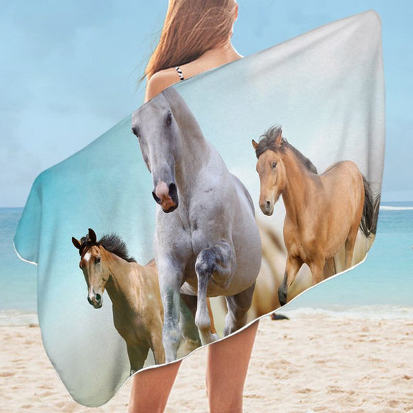 Serviettes drap de plage 75 x 150 cm imprimé de chevaux au galop fond bleu